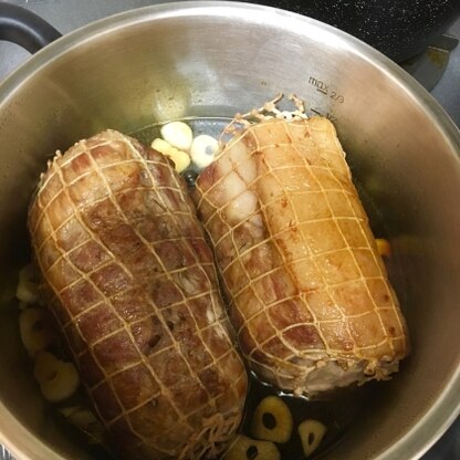 めっっっちゃ美味しかったです！！
食べる時にこの煮豚の上に食べるにんにくラー油を乗せて食べたらお店の味になりました。
絶対また作りますっ！写真は煮込み途中。